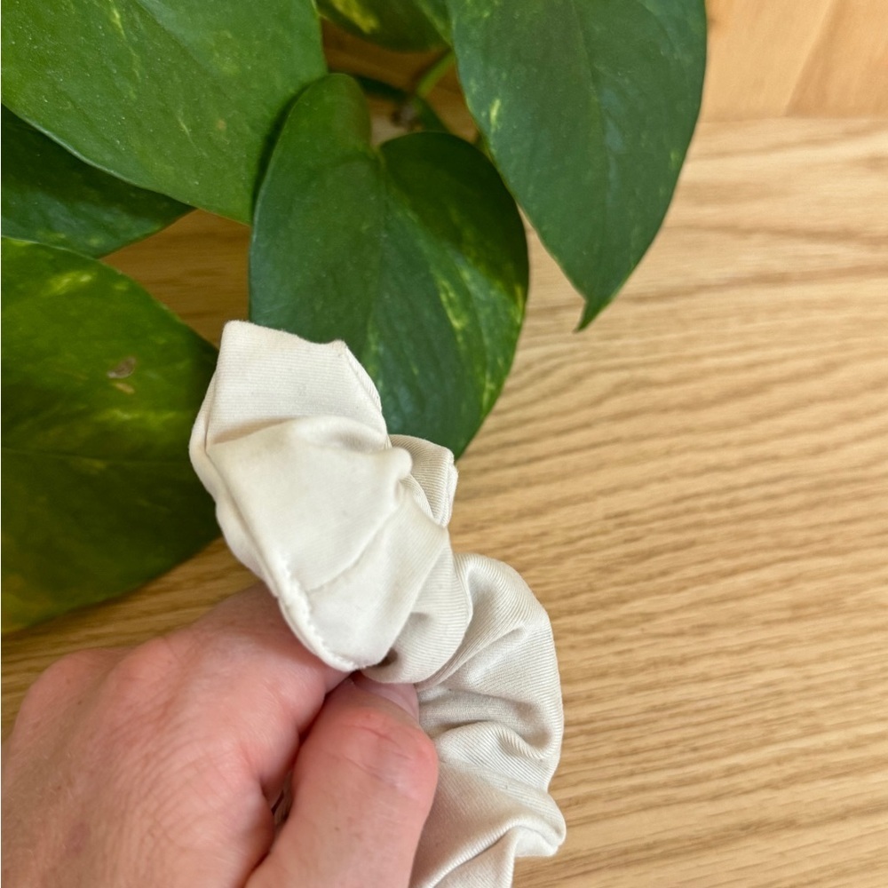 FREE with any purchase Girlfriend Collective Cream Hair Scrunchie Ivory EUC - Picture 4 of 6